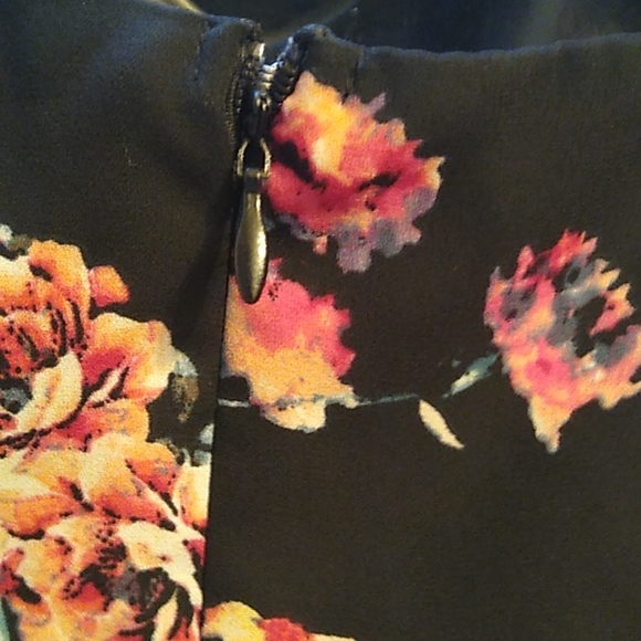 E L L E cute black dress with a pink  floral design - Picture 6 of 7